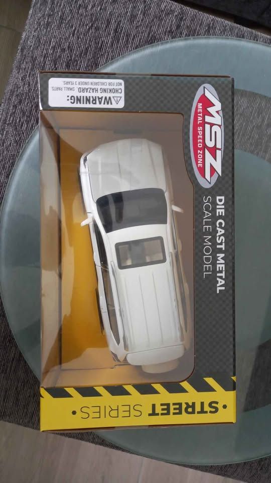 MSZ Street Series 1:24 Toyota Land Cruiser Prado Diecast Model - White view 2