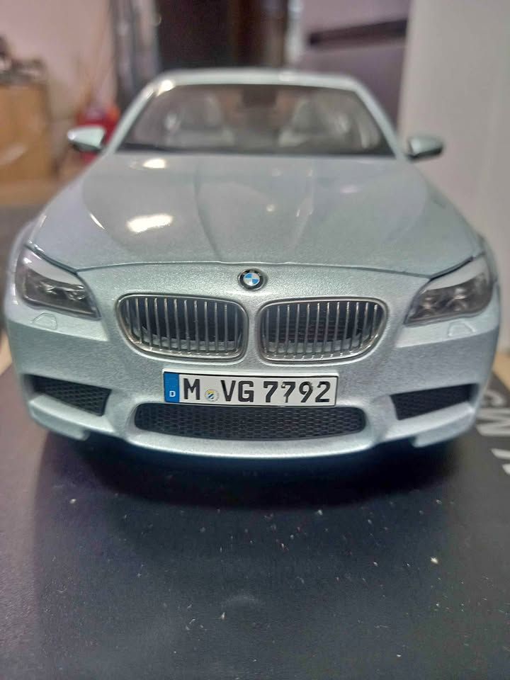 BMW M5 SCALE 1:18 with Case - Opening doors, Hood, Boot - Detailed Model 