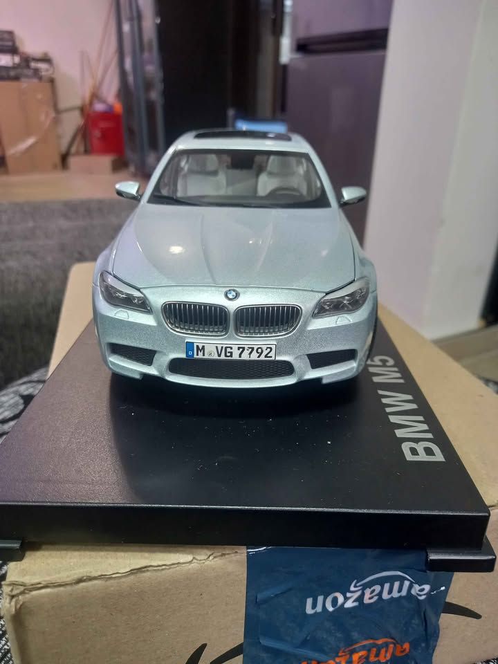 BMW M5 SCALE 1:18 with Case - Opening doors, Hood, Boot - Detailed Model  view 4