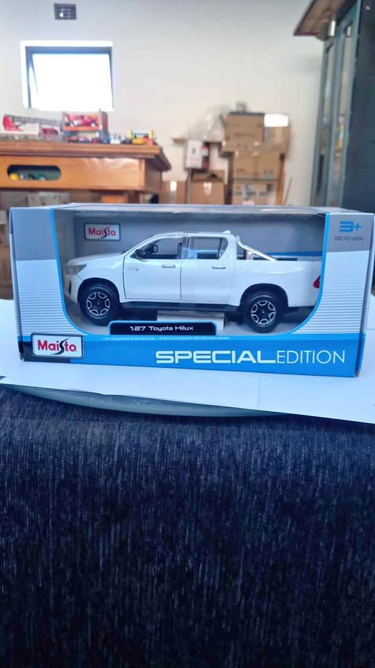 Maisto 1:27 Toyota Hilux - brand new- die cast R400