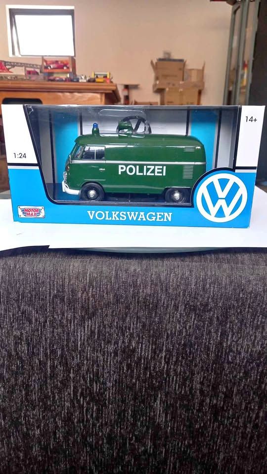 Motor Max 1:24 VW polizei van ( green) die cast R500