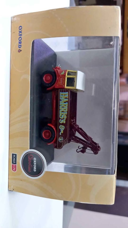 1:76 Oxford Harris Truck Red
