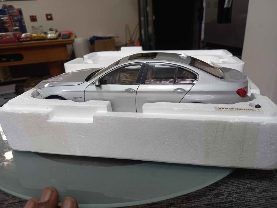 BMW 535i  black and silver- brand new models 1:18 view 5