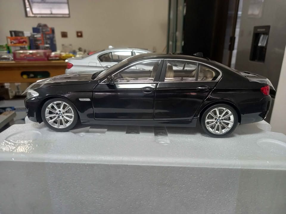 BMW 535i  black and silver- brand new models 1:18 view 7