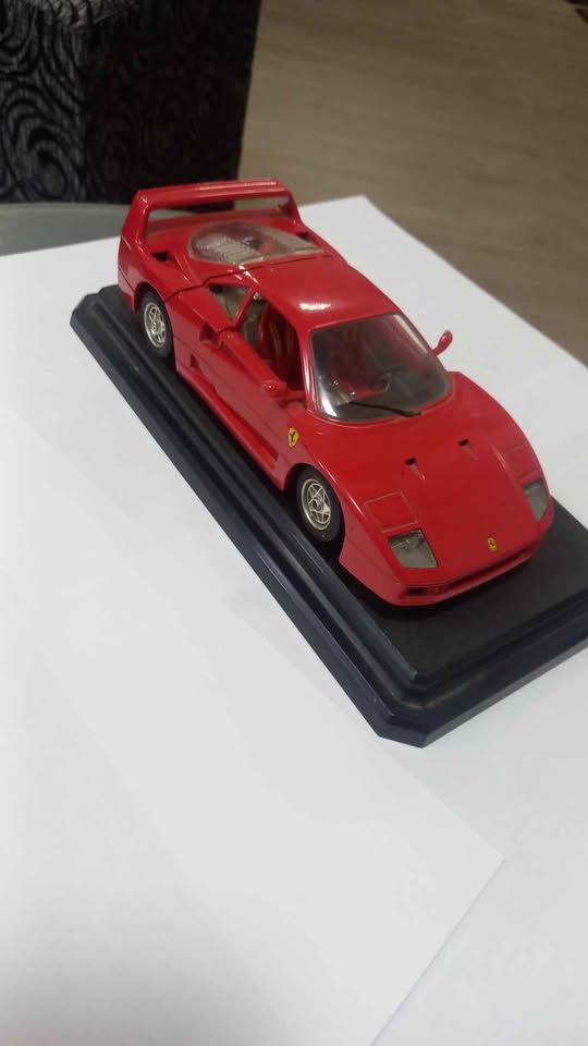 Bburago Ferrari F40 1987 - scale 1:24 view 3