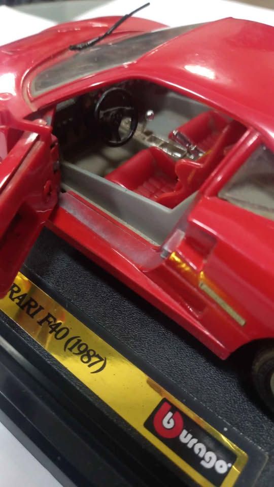 Bburago Ferrari F40 1987 - scale 1:24 view 6