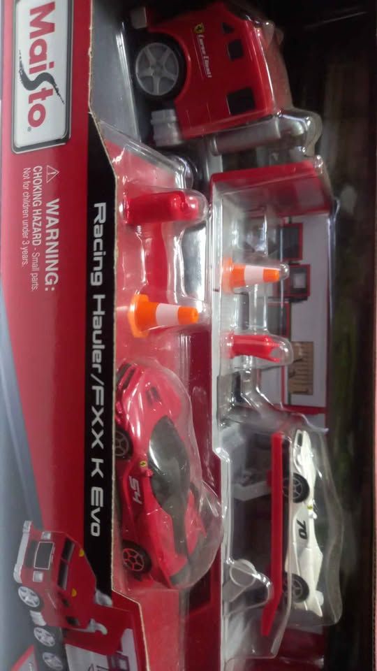 Maisto Ferrari truck Set view 4