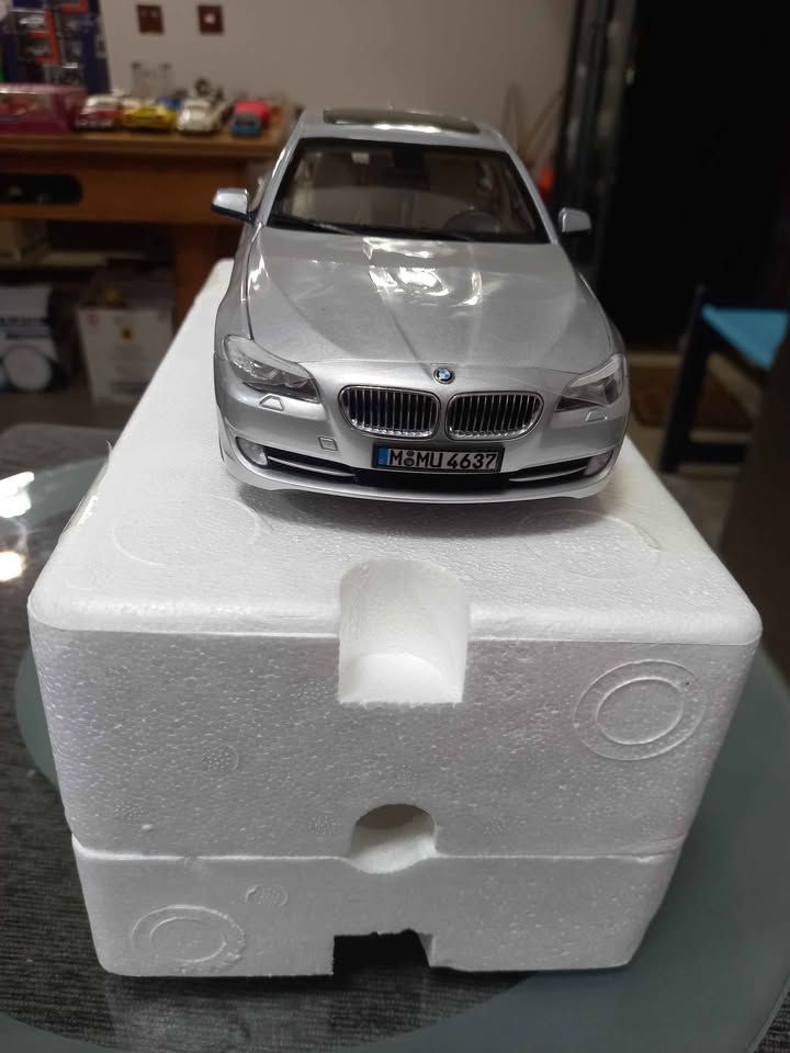 BMW 535i  black and silver- brand new models 1:18 view 3