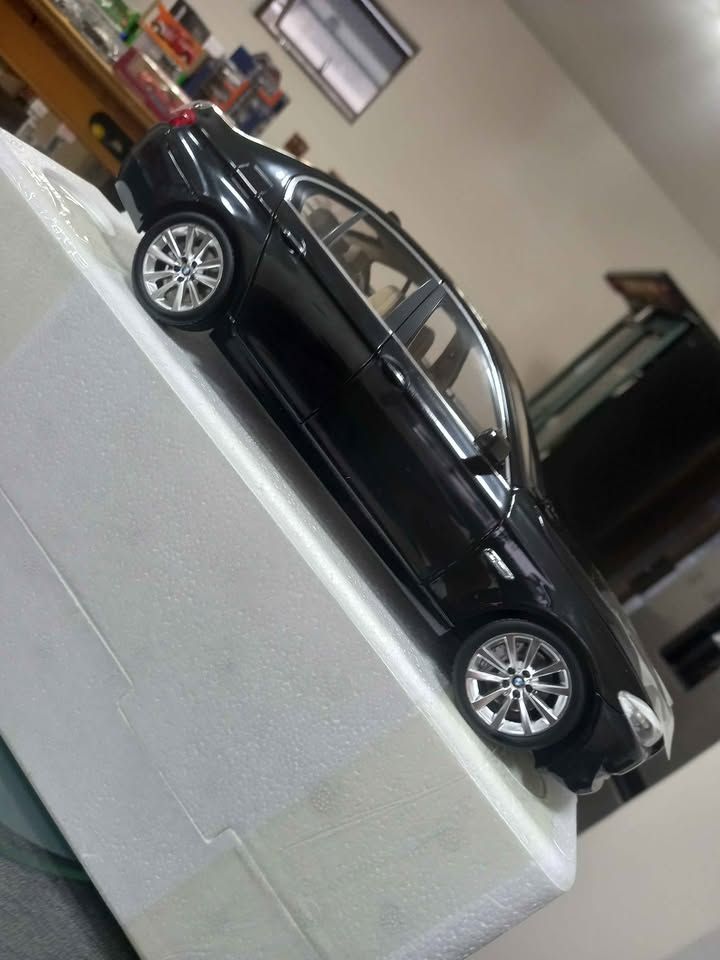 BMW 535i  black and silver- brand new models 1:18 view 9