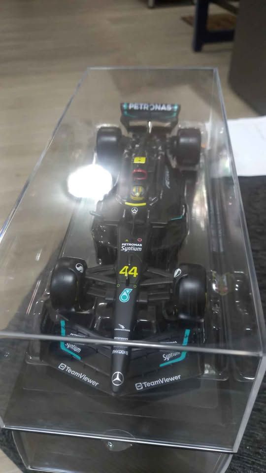 Bburago Mercedes-AMG F1 W14 E Performance Lewis Hamilton #44 1:24 Diecast Model view 3