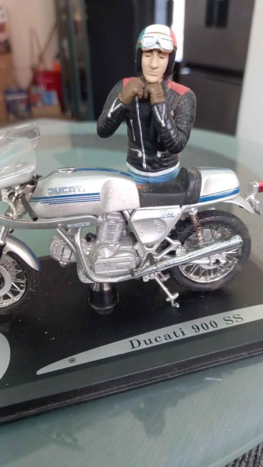 Solido Dugatti scale 1:18 view 2