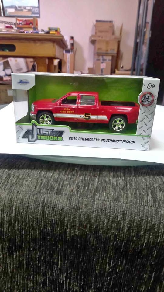 Jada 1:32 2014 chev Silverado pickup die cast R200 Fire Dept Version