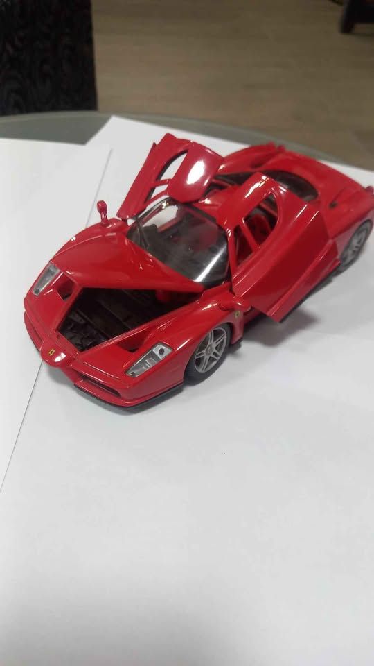Maisto 1:24 Ferrari Enzo  view 7