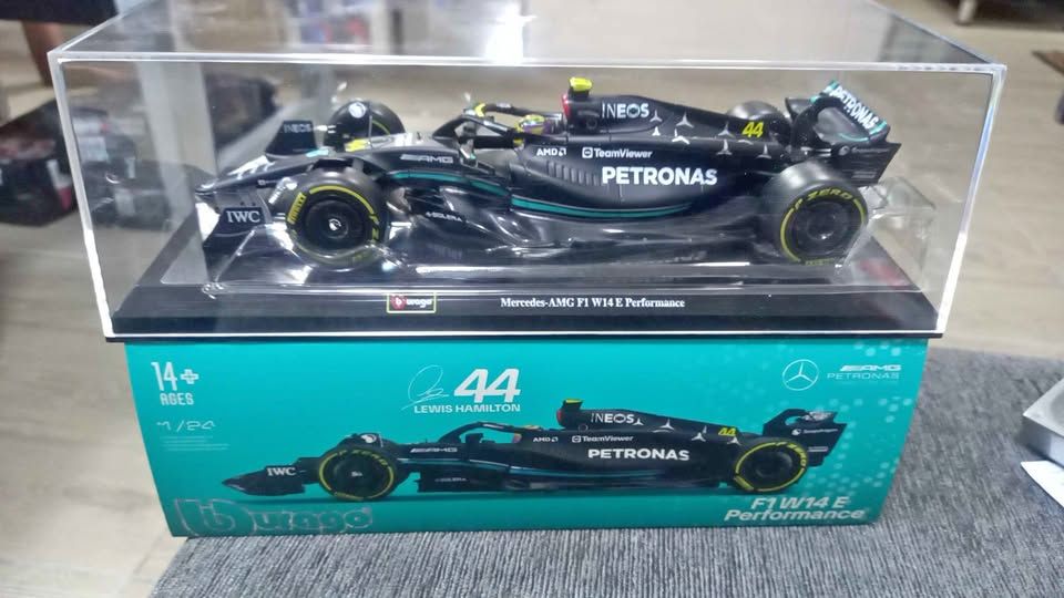Bburago Mercedes-AMG F1 W14 E Performance Lewis Hamilton #44 1:24 Diecast Model