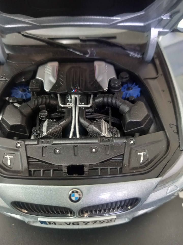 BMW M5 SCALE 1:18 with Case - Opening doors, Hood, Boot - Detailed Model  view 5