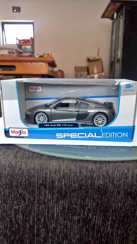 Maisto 1:24 Audi R8 V10 plus die cast R400