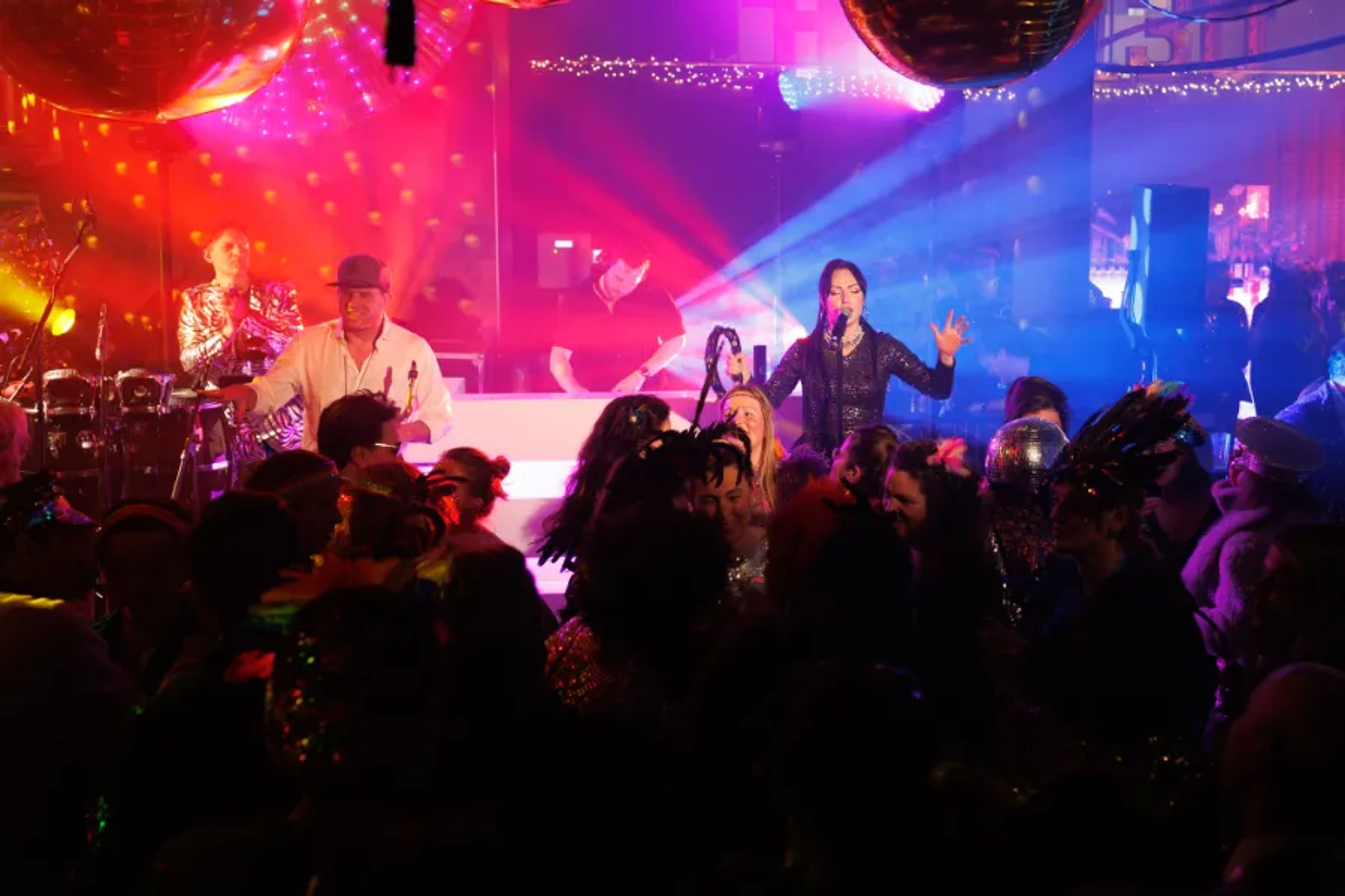 TRC complete show met licht en geluid tot 1000 personen inclusief podium