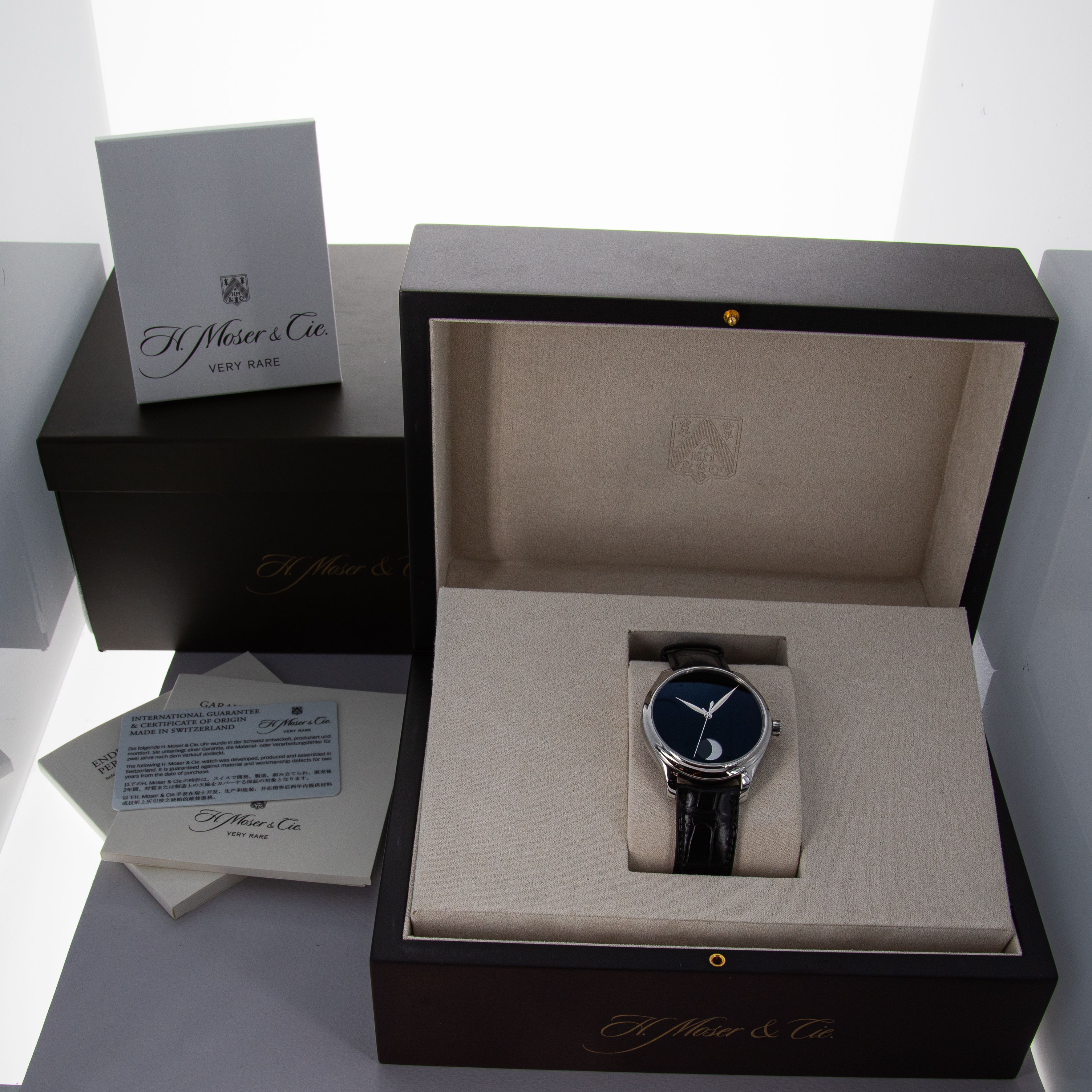 H. Moser & Cie. Endeavour Perpetual Moon 1801-1200 Vantablack