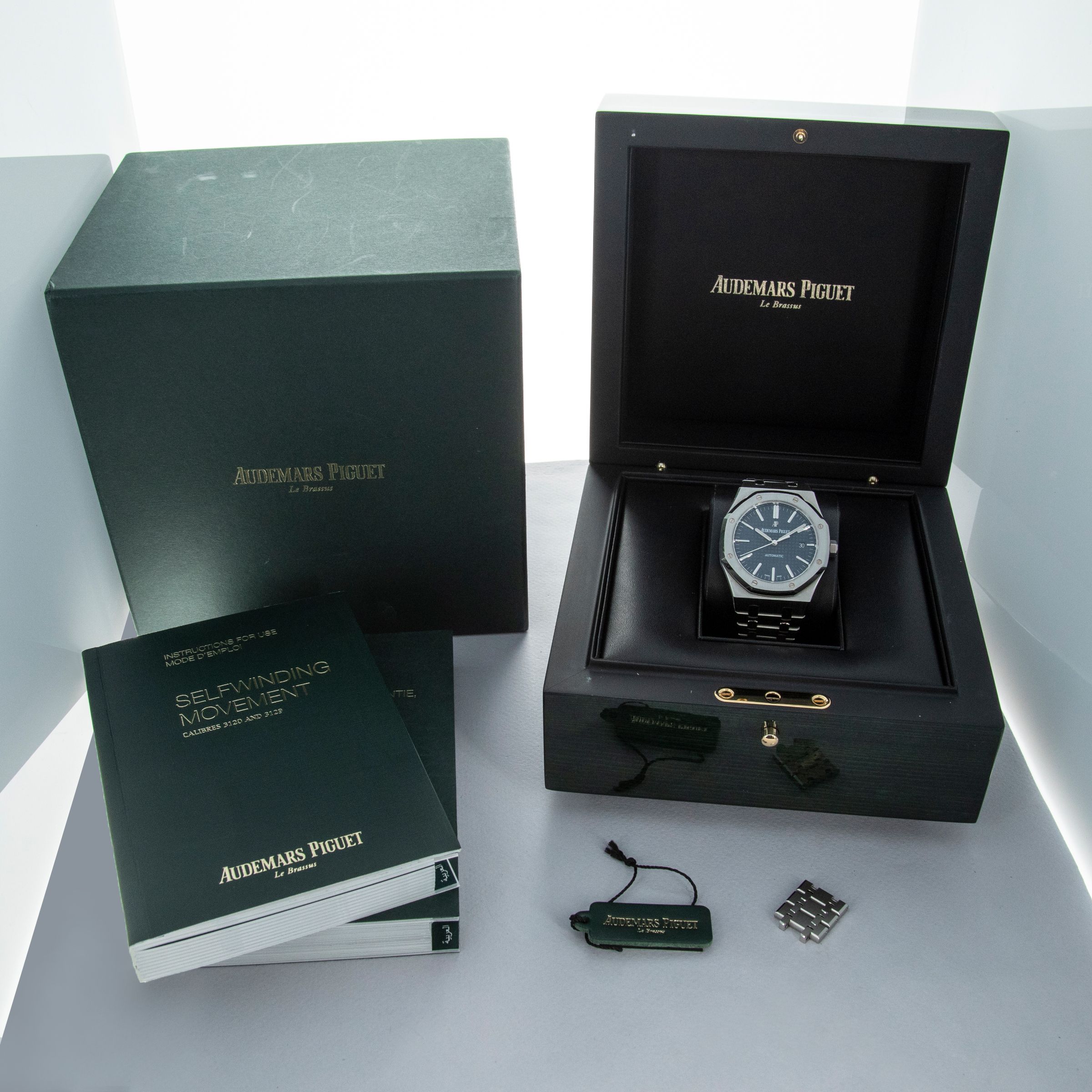 Audemars Piguet Royal Oak 15400st.oo.1220st.03 Blue Dial Box and