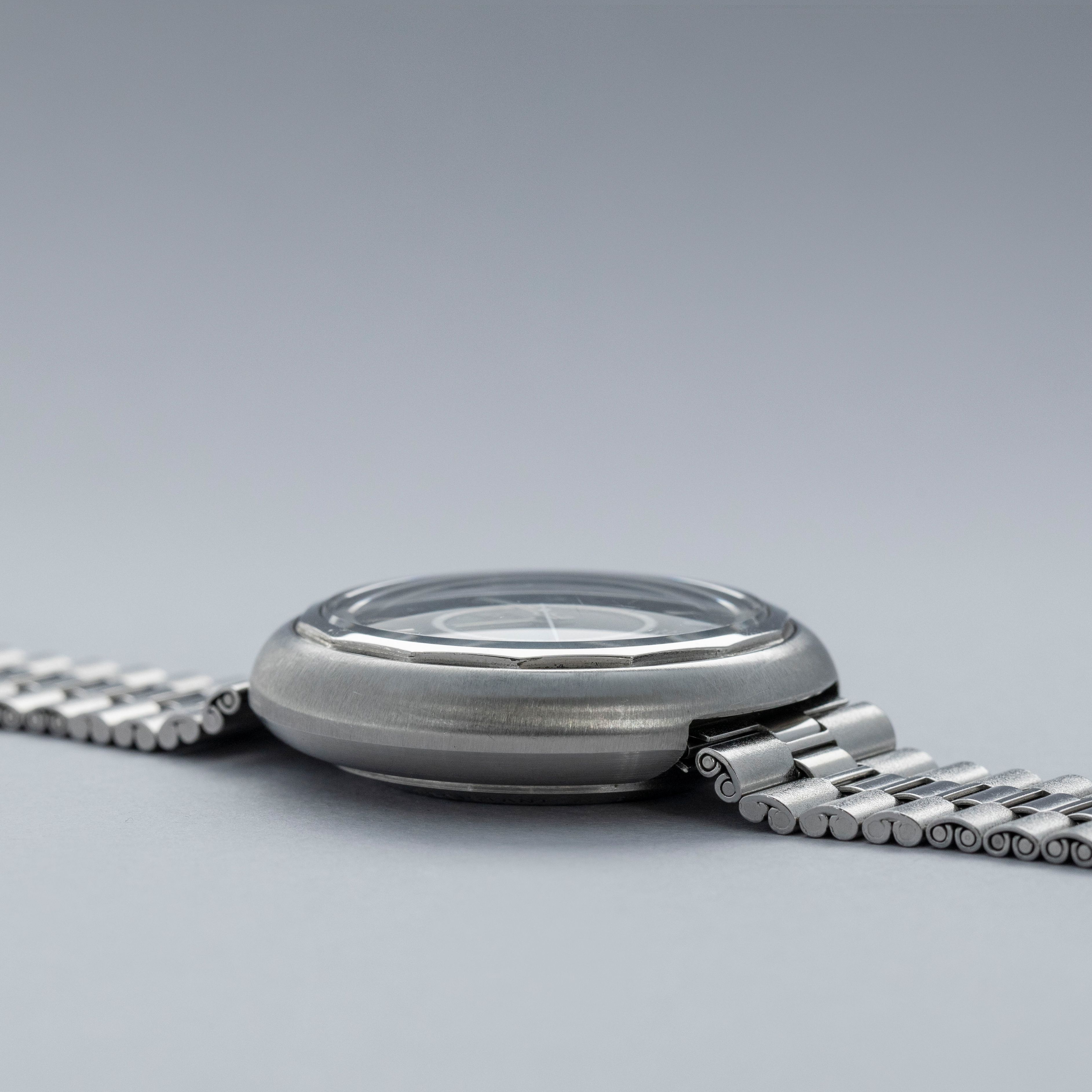 Jeweldrop 当時品 Jaeger-LeCoultre Memovox E877 Snowdrop | Auctions | Loupe This