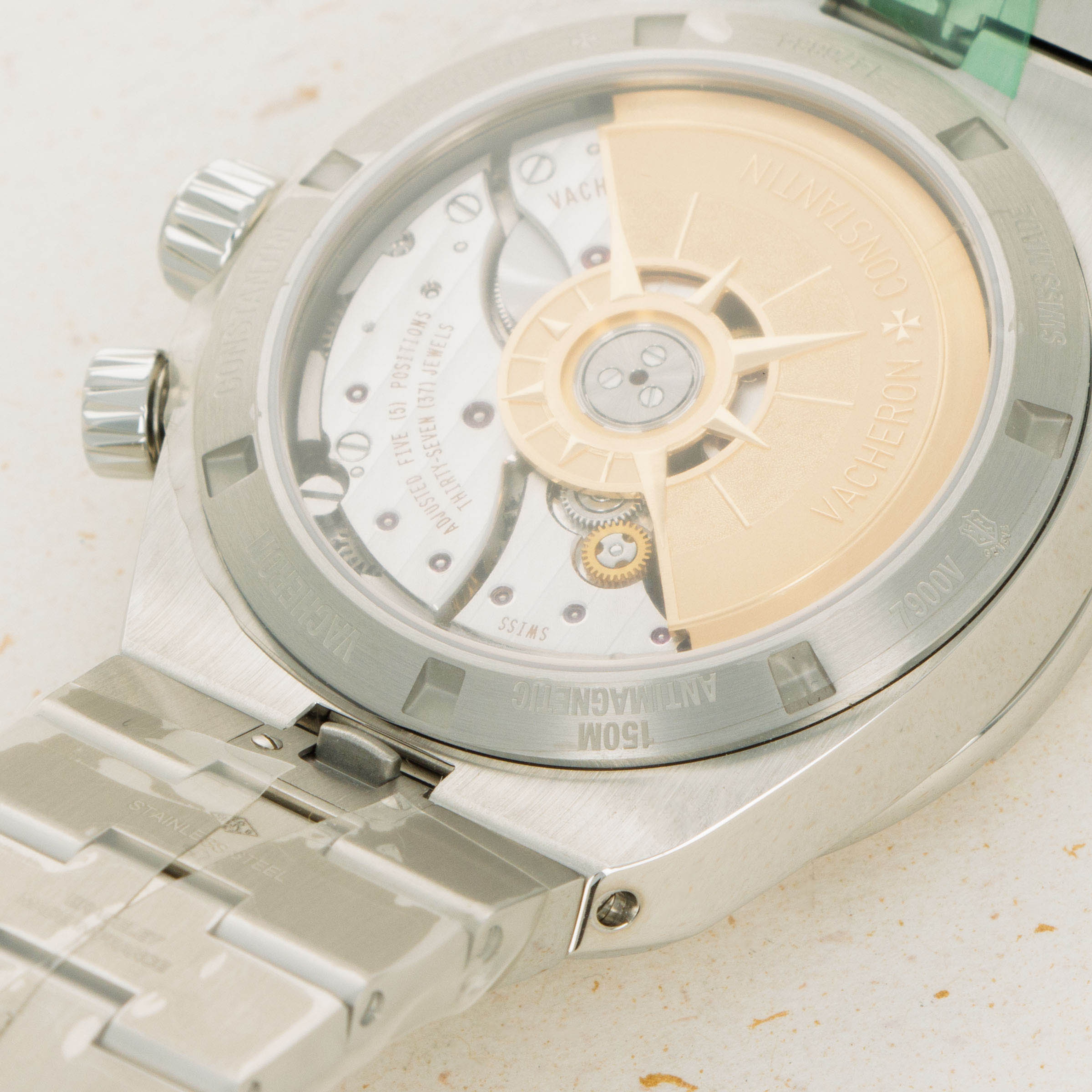 THE QUICK-RELEASE STRAPS