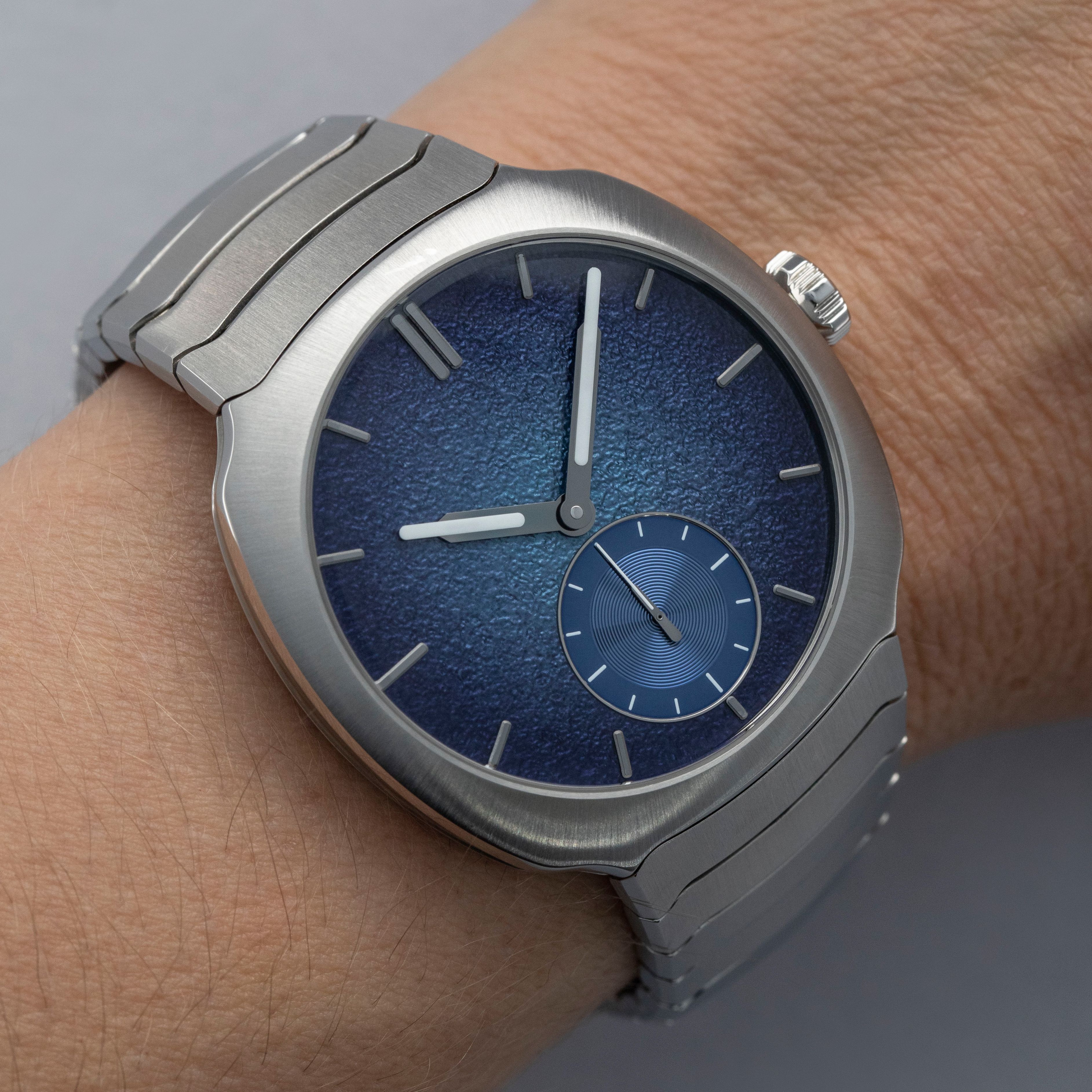H. MOSER & CIE STREAMLINER SMALL SECONDS 6500-1200 BLUE ENAMEL