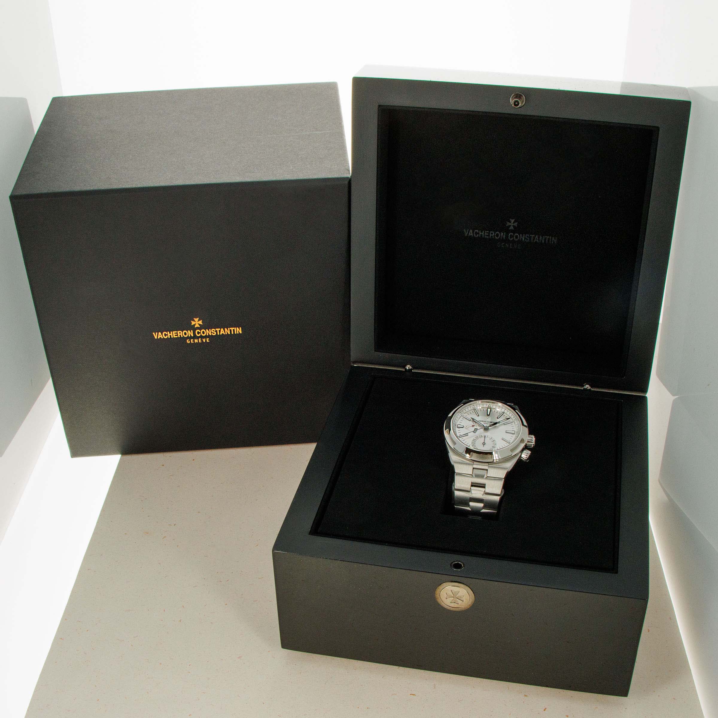 Vacheron Constantin Overseas Dual-Time 7900V/110A-B333 | Auctions