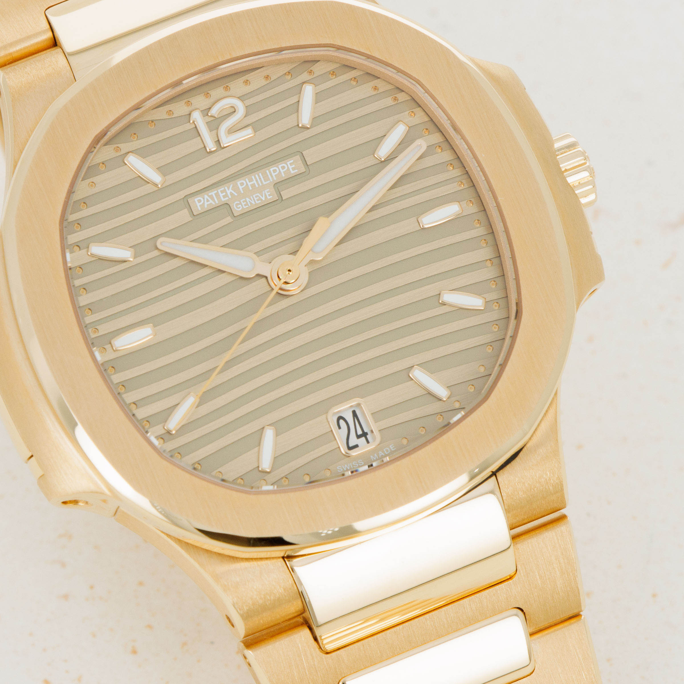 Patek philippe nautilus hot sale rose gold white dial