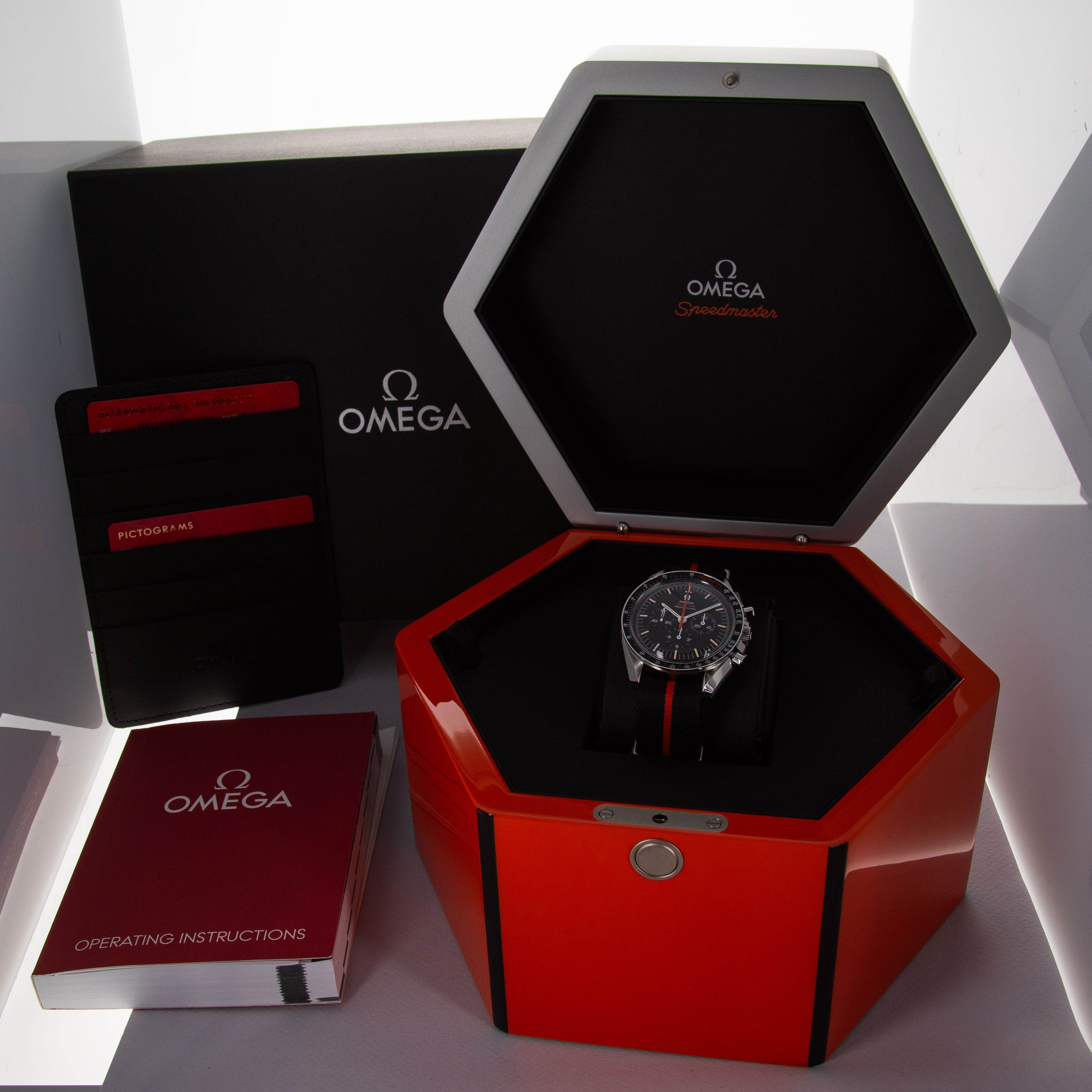 OMEGA 純正箱 冊子3枚セット Omega Speedmaster Ultraman 311.12.42.30.01.001 Speedy Tuesday