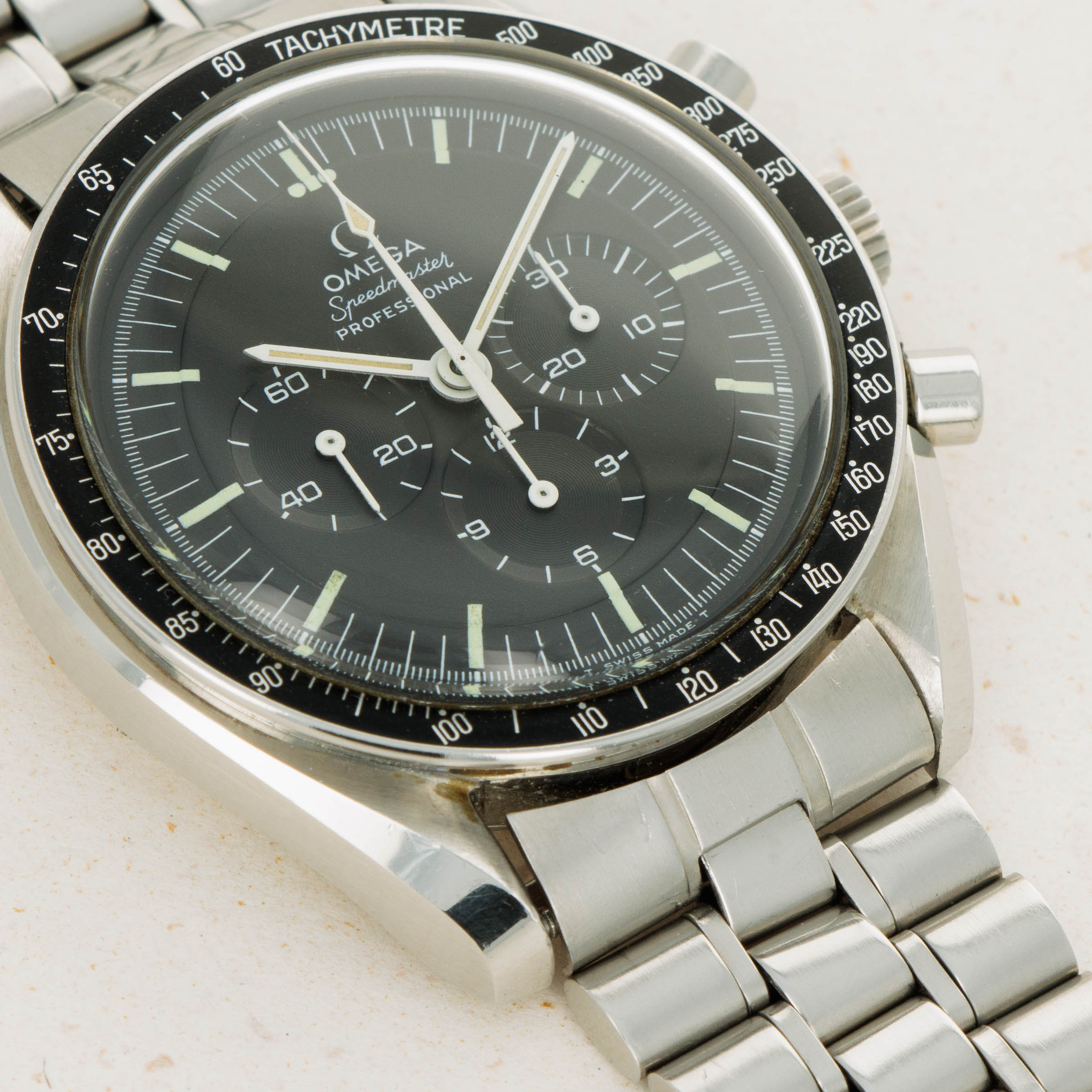 Omega speedmaster 2024 220 bezel