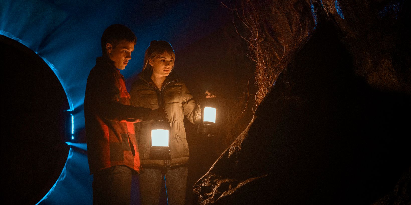 Connor Jessup og Emilia Jones i Locke and Key sesong 1