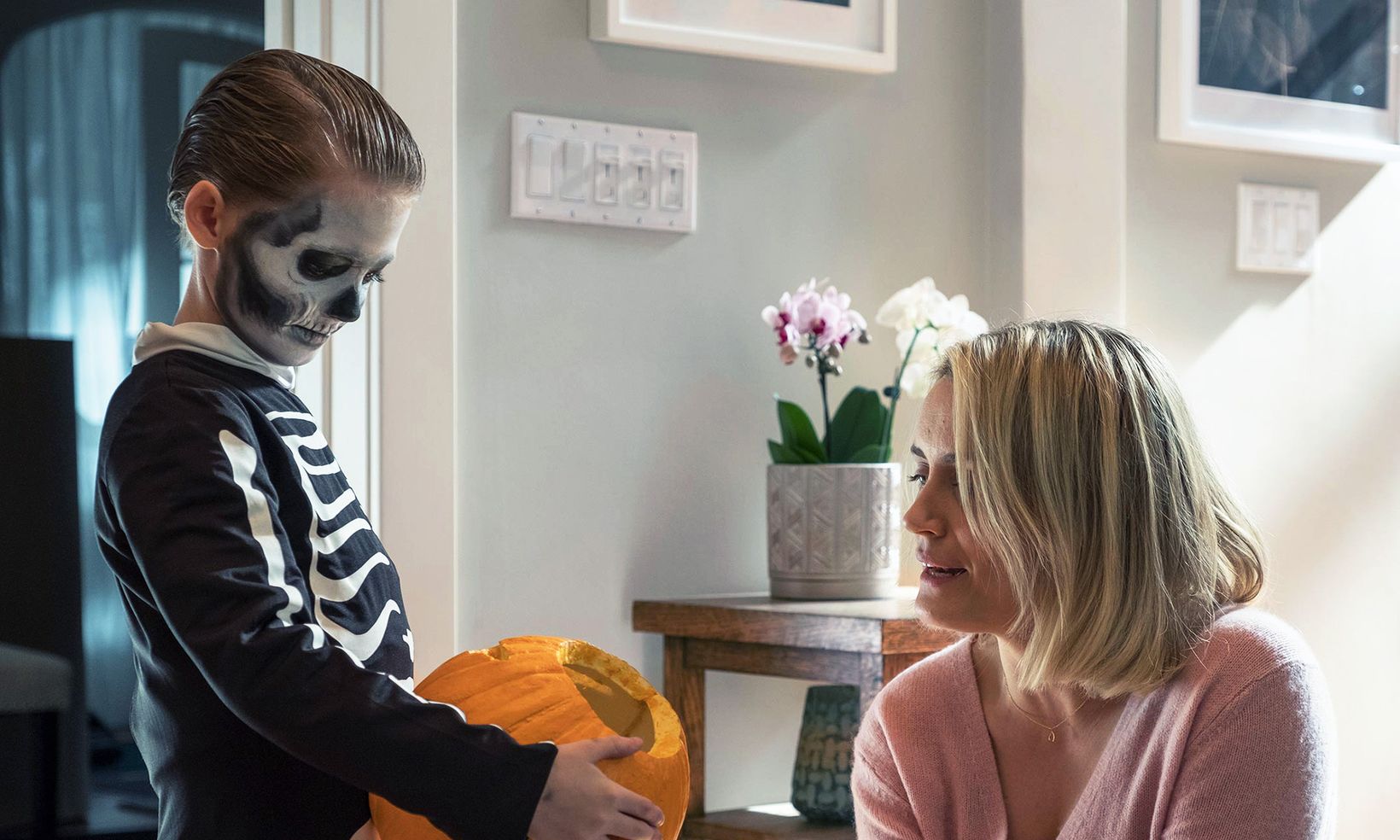 Taylor Schilling og Jackson Robert Scott i The Prodigy