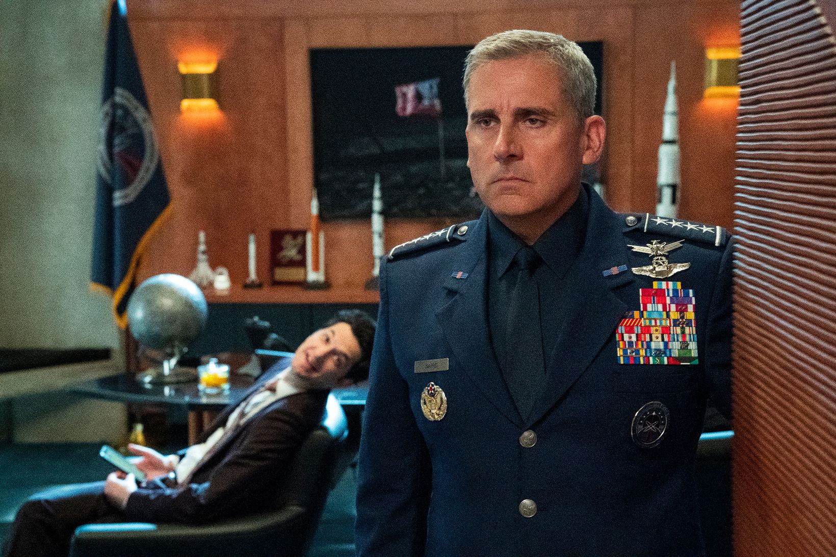 Ben Schwartz og Steve Carell i Space Force sesong 1