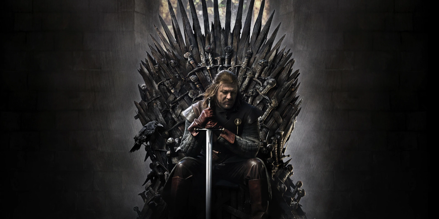Ned Stark sitter på jerntronen med et sverd i hendene i HBO-serien Game of Thrones