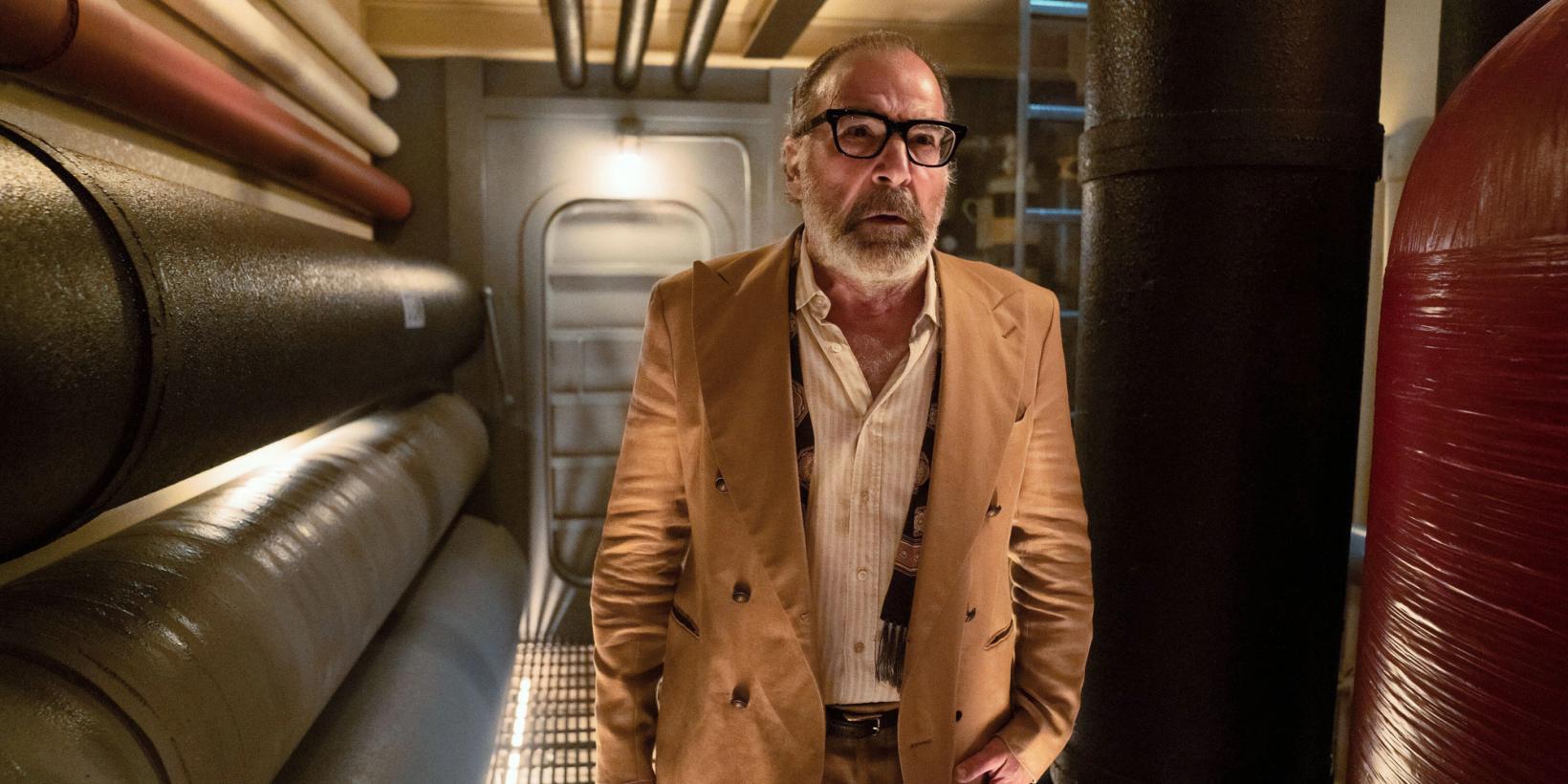 Mandy Patinkin går forbi en rekke rør i Death and Other Details.