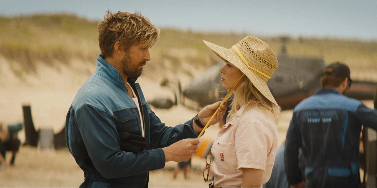 Ryan Gosling retter på hatten til Emily Blunt i actionkomedien The Fall Guy