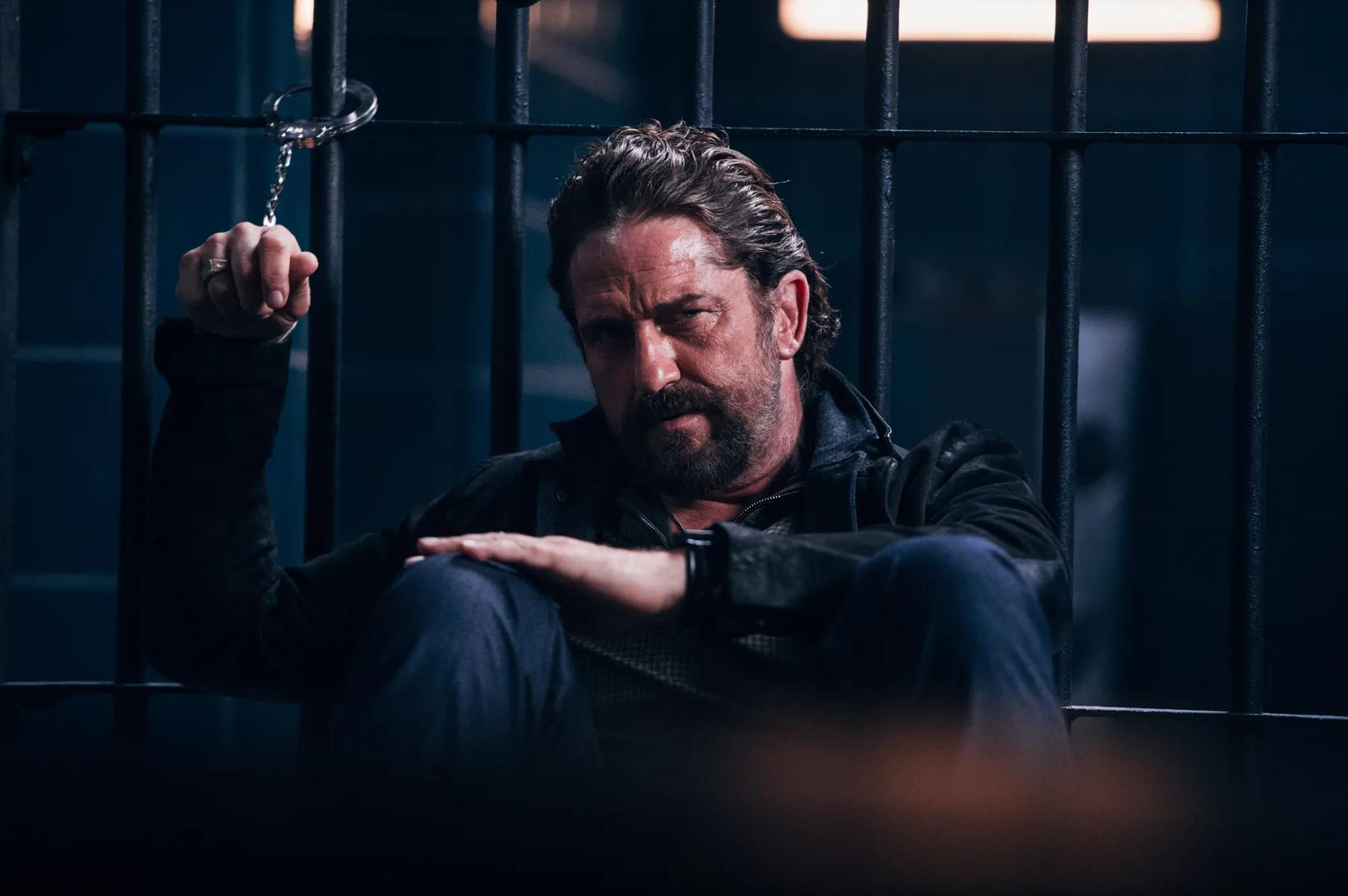 Gerard Butler holding a chain