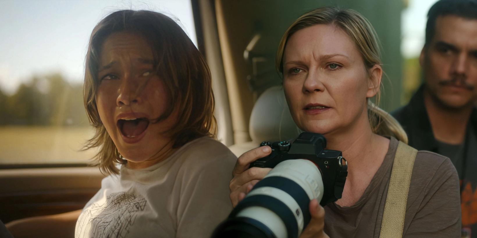 En bekymret Kirsten Dunst holder et kamera foran seg i Civil War.