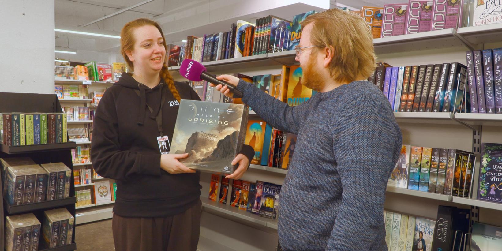 Mathilda fra Outland viser fram brettspillet Dune: Imperium – Uprising