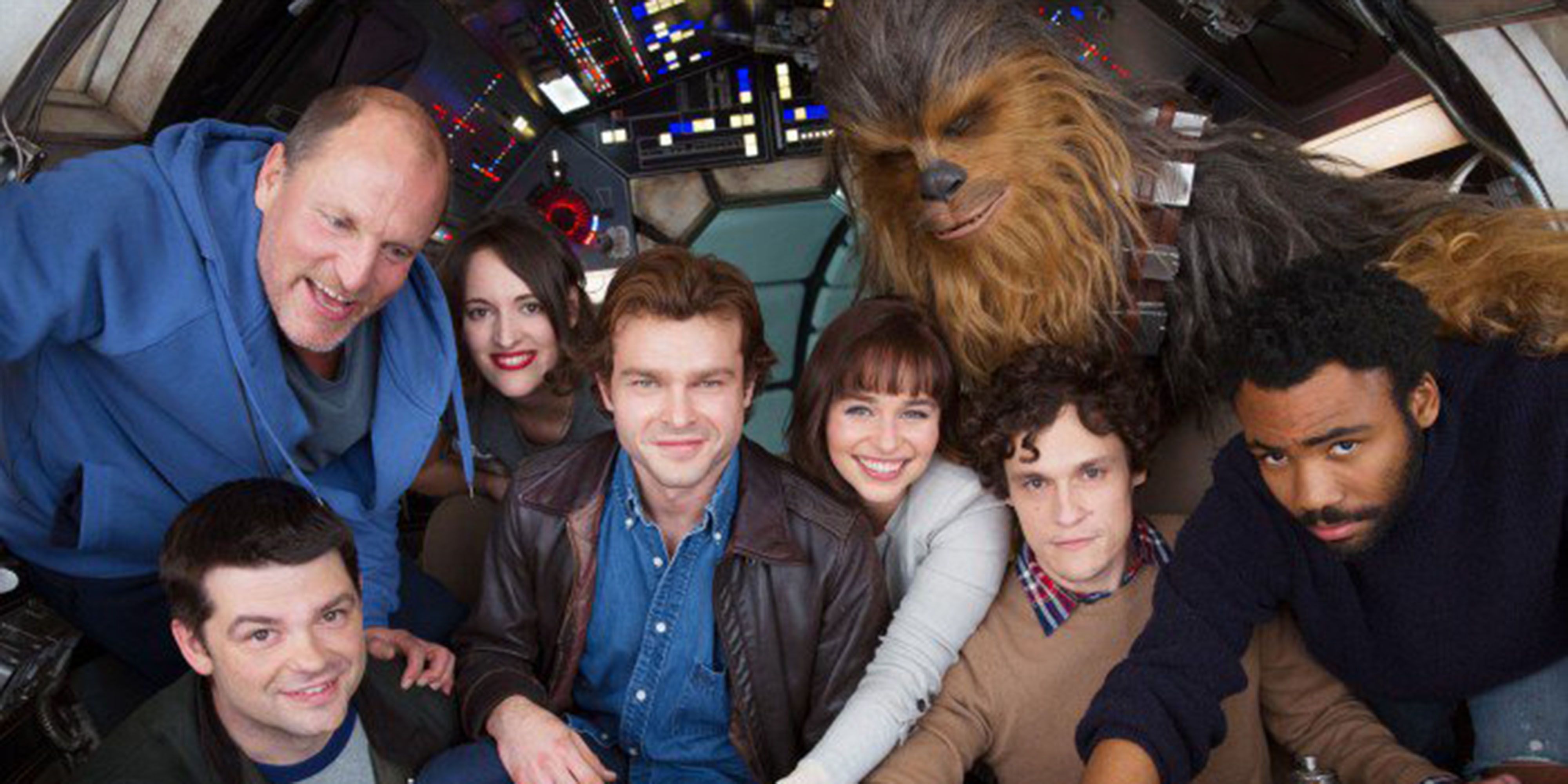 Woody Harrelson, Alden Ehrenreich, Emilia Clarke, Joonas Suotamo, Thandie Newton, Phoebe Waller-Bridge og Donald Glover på settet til Han Solo-filmen.