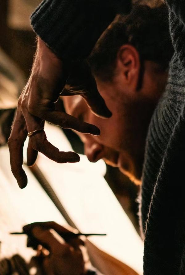 Bilde fra 'The Thing With Feathers'