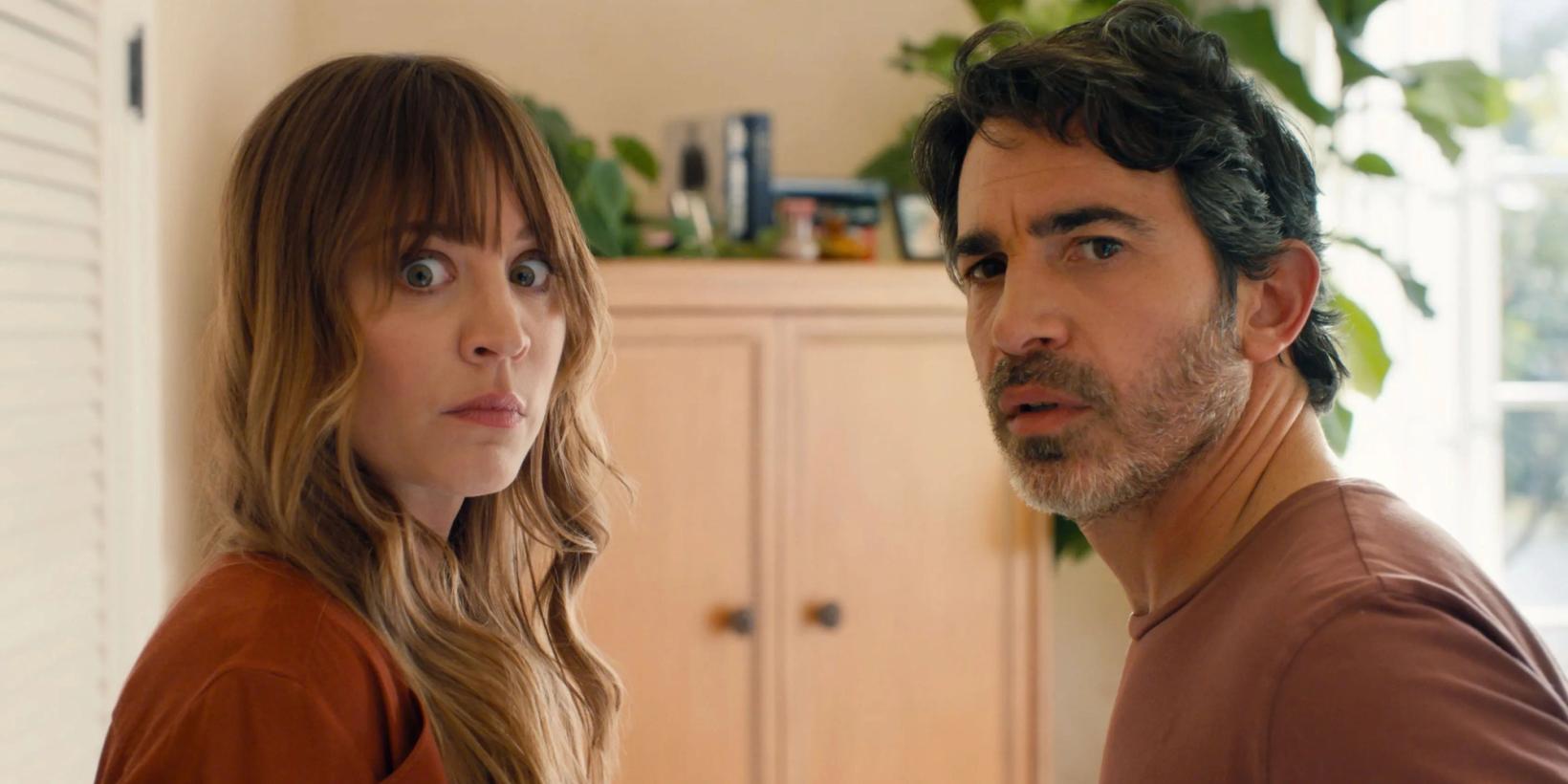 Kaley Cuoco og Chris Messina ser forskrekket på noe foran seg i serien Based on a True Story.