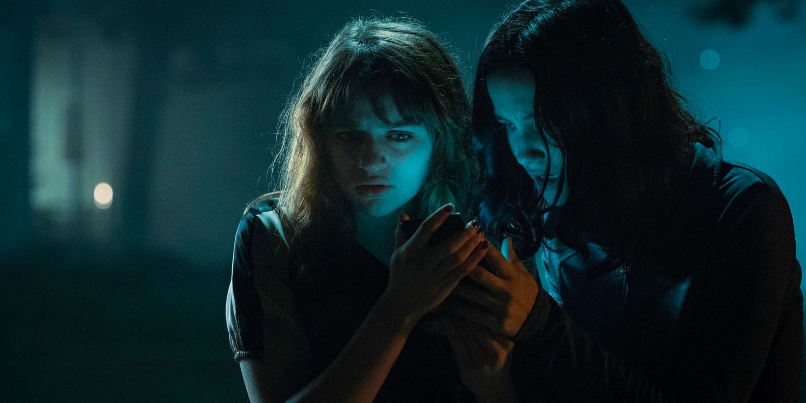 Joey King og Julia Goldani Telles i Slender Man