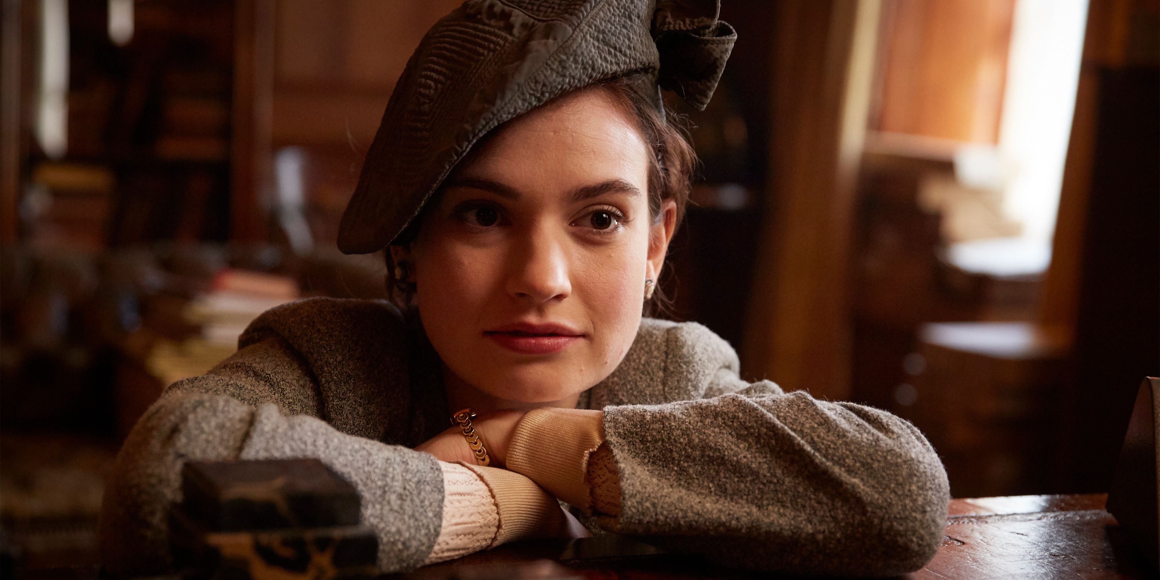 Lily James i Guernsey forening for litteratur og potetskrellpai