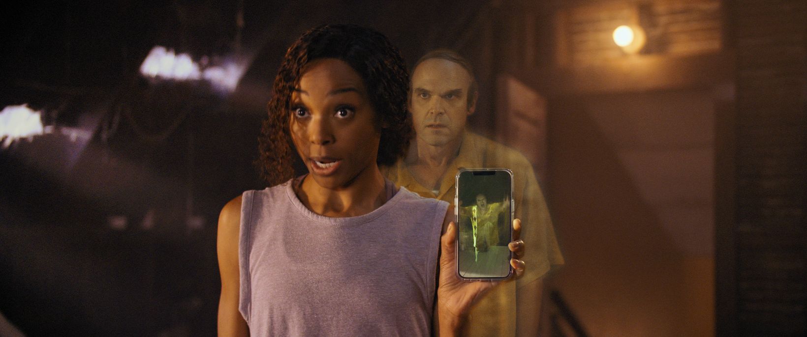 Erica Ash og David Harbour i We Have a Ghost