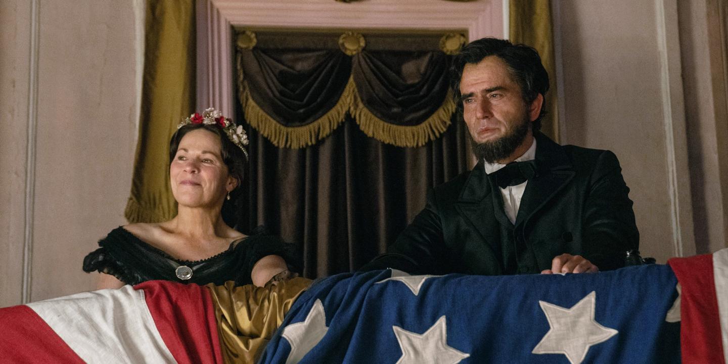 Lili Taylor og Hamish Linklater som Mary-Todd og Abraham Lincoln ser på teater i serien Manhunt