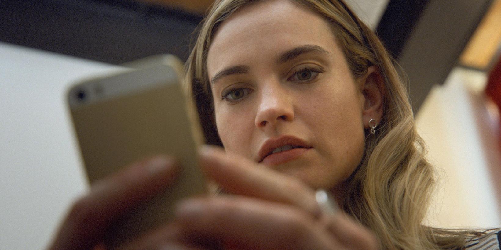 Lily James i Swiped