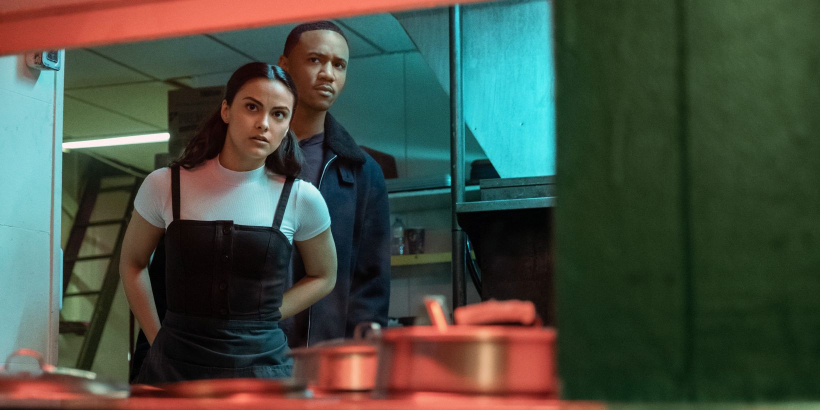 Camila Mendes og Jessie T. Usher i Dangerous Lies