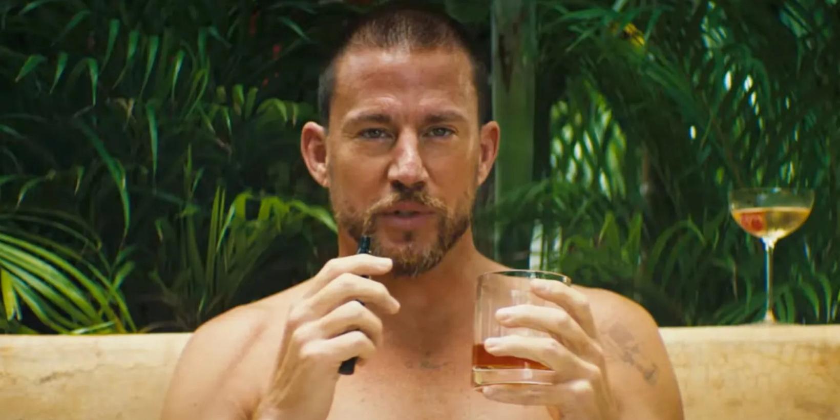 Channing Tatum sitter i bassenget med en drink i Blink Twice