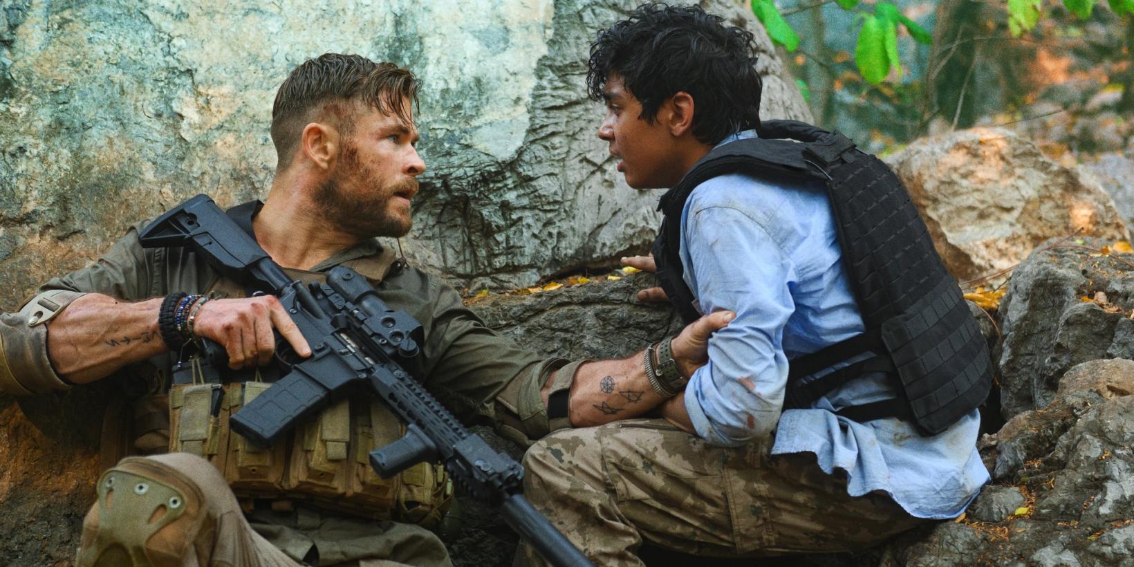 Chris Hemsworth og Rudhraksh Jaiswal i Extraction
